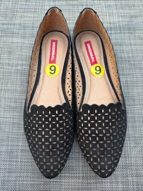 UNIONBAY Black Whitney Laser-Cut Scalloped Flats - Size 9